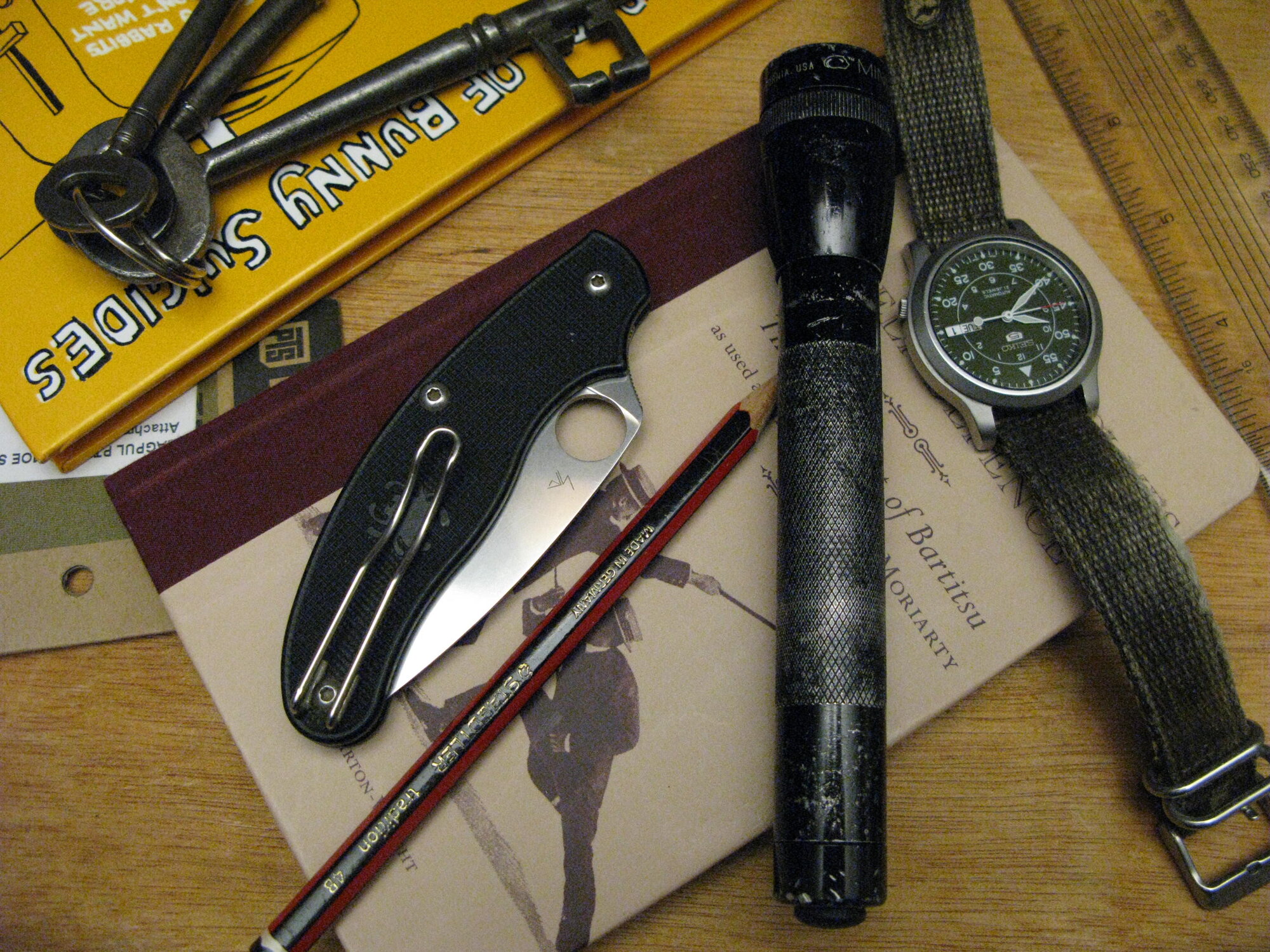 Spyderco AA Maglite Seiko 5 Auto.JPG